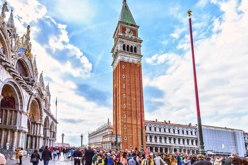 威尼斯圣马可广场钟楼（威尼斯圣马可广场包括哪些建筑）