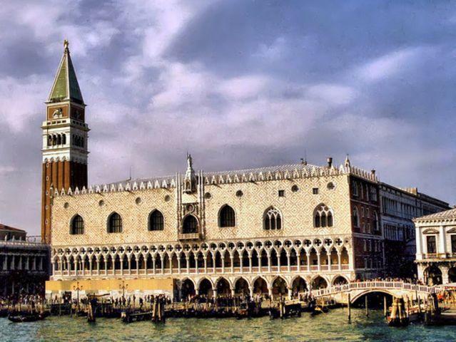 威尼斯总督府布局（威尼斯总督府建筑风格）